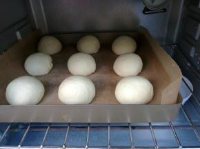 其他依次做好，排入烤盘，放烤箱内，旁边放碗热水（是热水，不是开水哦）进行二次发酵。