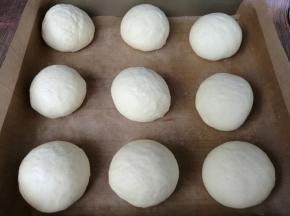 面团发到2.5—3倍大，取出。预热烤箱上下火185度。