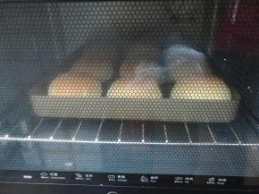 预热结束，面包坯放入烤箱，以上火185，下火170度，烘烤18分钟。