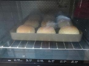 预热结束，面包坯放入烤箱，以上火185，下火170度，烘烤18分钟。