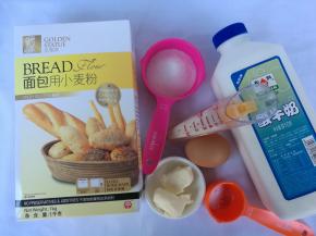 准备好材料。各种材料一定要过称，确保称量准确。我用的酸奶是很浓稠的那种，类似老酸奶。如果是稀的牛奶一定要减量。视面团的干湿度适量添加。