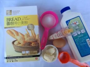 准备好材料。各种材料一定要过称，确保称量准确。我用的酸奶是很浓稠的那种，类似老酸奶。如果是稀的牛奶一定要减量。视面团的干湿度适量添加。
