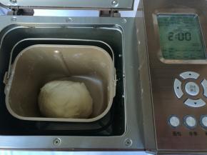 所有材料按照先液体后固体，酵母挖坑放最上面，黄油最后的顺序头入面包桶，启动一个和面程序10分钟。