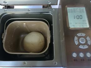 面团收圆，放回面包桶，启动发酵程序，系统默认1小时。