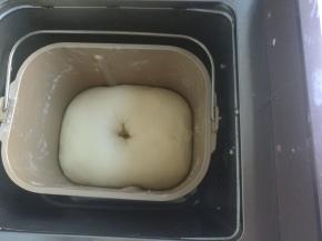 面团发酵到2倍大，用手指沾干面粉戳个洞不回缩不塌陷即发好了。