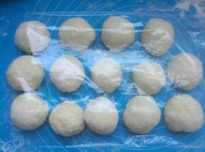 面团分割成14个小面团，盖保鲜膜松弛10分钟。