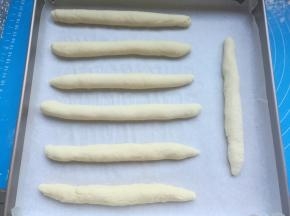 揉成长条，排入烤盘。