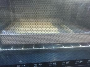 放入烤箱二次发酵，底部放一碗热水，增加湿度。