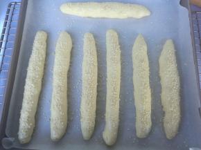 面包棒发酵到2倍大，取出，同时预热烤箱上下火180度10分钟。刷上蛋液，撒上芝麻。