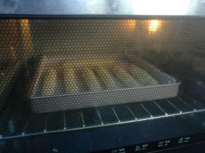 送入烤箱以上下火180度烘烤16分钟即可。