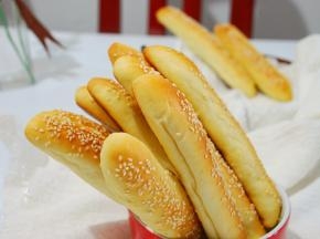 面包出炉后，晾凉，保鲜袋密封保存。