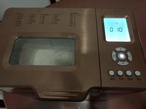 所有材料除黄油外按照牛奶、鸡蛋、盐、糖、（盐和糖对角放）奶粉、高筋粉、酵母的顺序投入面包机桶内，启动一个和面程序10分钟。