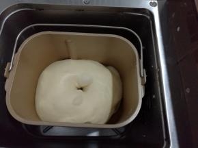 面团发酵到2倍大，用手指沾面粉戳个洞不回缩不塌陷表示发好了