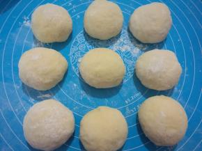 取出面团，平均分成9个小面团，分别揉圆。