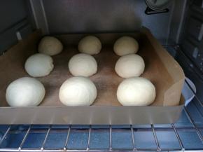 放入烤盘，进烤箱进行二次发酵，（可以在烤箱内加一碗热水增加湿度）。面团发酵到2.5—3倍大，取出，烤箱预热185度。（