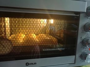 面包刷蛋液，撒上芝麻。送入预热好的烤箱，上下火185度烘烤18分钟即可。