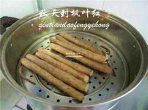 将清洗干净的山药放入蒸锅中，大火蒸12分钟。