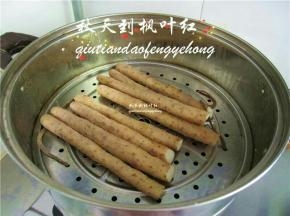 将清洗干净的山药放入蒸锅中，大火蒸12分钟。