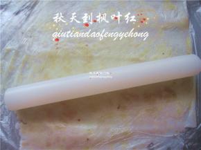 将山药的外皮剥下来，放入保鲜袋中，用擀面杖擀成泥。