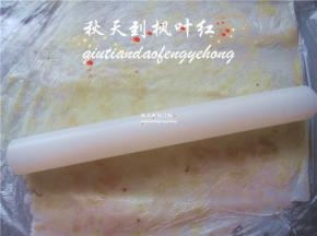 将山药的外皮剥下来，放入保鲜袋中，用擀面杖擀成泥。