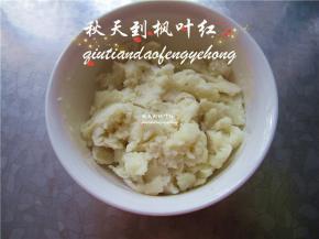 将山药泥放入容器内。