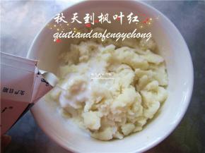 加入适量的牛奶。