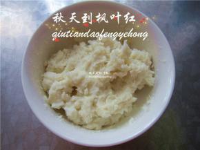 调和成比较松软粘稠的山药泥。