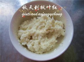 调和成比较松软粘稠的山药泥。