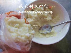 将山药泥装入裱花袋中。