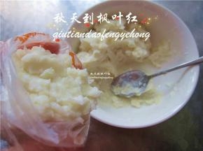 将山药泥装入裱花袋中。