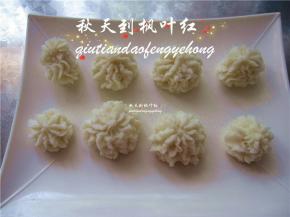 在盘子上挤出花形。