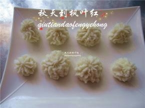 在盘子上挤出花形。