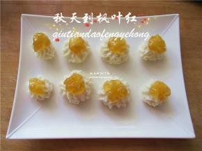 上面用香橙酱装饰。