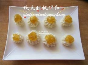 上面用香橙酱装饰。