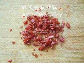 将蔓越莓干切成碎粒。
