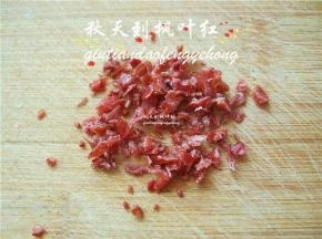 将蔓越莓干切成碎粒。