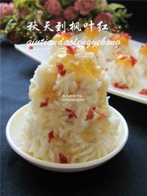 将蔓越莓干碎粒撒在山药泥上。