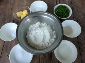 准备好所有的材料，香葱洗净晾干切碎。