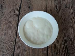 牛奶放微波炉加热10秒，酵母加入牛奶、一点点糖活化。