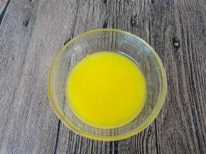 黄油切小块微波炉20秒或隔热水融化。