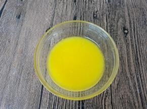黄油切小块微波炉20秒或隔热水融化。