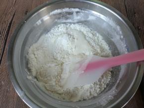 低筋面粉、酵母、小苏打、盐、糖混合均匀。