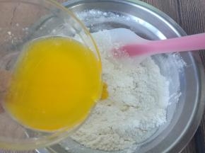 加入牛奶酵母液、黄油，先用硅胶刀压拌均匀。