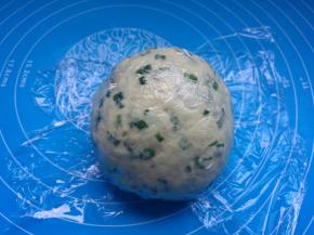 充分混合揉匀后，盖保鲜膜静置30分钟。