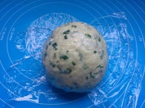 充分混合揉匀后，盖保鲜膜静置30分钟。