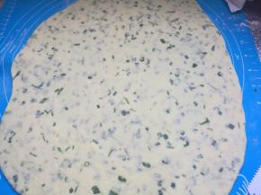 案板撒上少许高筋粉防粘，将面团擀成2mm厚的薄片。