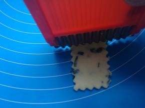 用尺子和小刀子或饼干模具切成长方形，做出花边（我用多功能切菜器切的哈哈）。