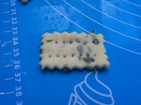 一块苏打饼干坯子做好了。其他依次做好。