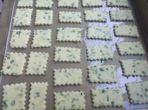 一块苏打饼干坯子做好了。其他依次做好。