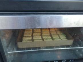 烤盘放入预热好的烤箱，开热风循环（没有可不开），上下火180度烘烤12——15分钟。